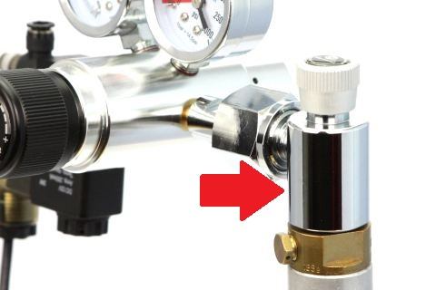 Foto van een SodaStream adapter in gebruik.